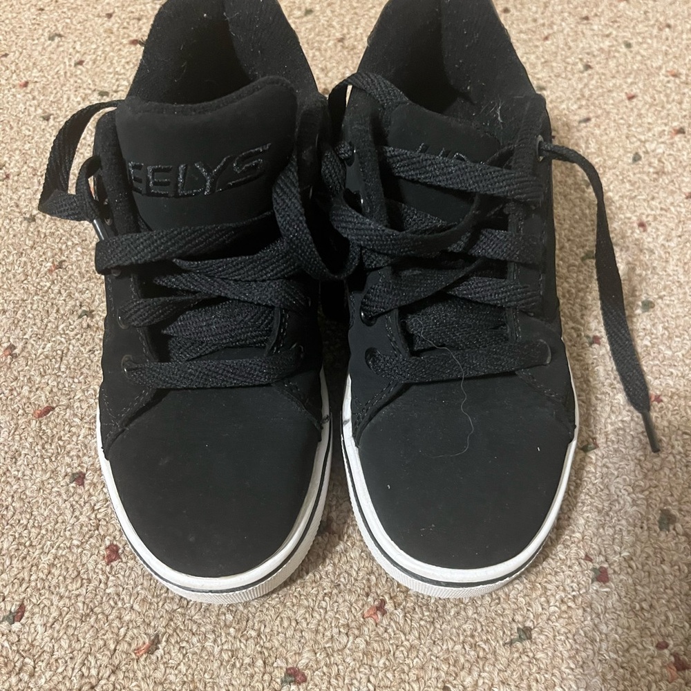 Kids youth size 3 heelys. Very lightly used.